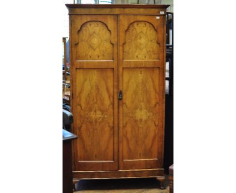 A walnut two door wardrobe, 98 cm wide, and a 19th century mahogany night commode (2) Condition report Report by GH

Maximum 