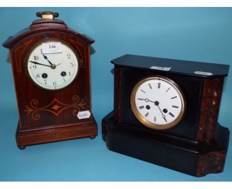 A mahogany mantel clock, 30 cm high, and a marble mantel clock, 20 cm high (2) 