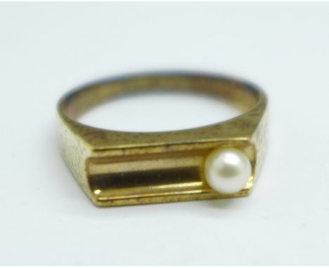 A 9ct gold and pearl ring, 2.6g, O 