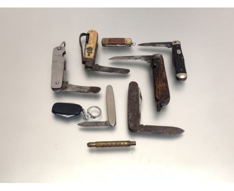 A collection of pocket knives including a British Army dated 1944 (9)