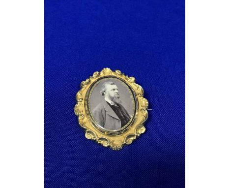 VICTORIAN UNMARKED GOLD BROOCHset with a portrait photograph 
