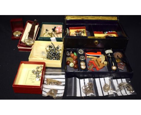 Costume jewellery and watches - brooches; rings; chains etc; an Accurist gentleman's wristwatch, boxed with original 1963 gua