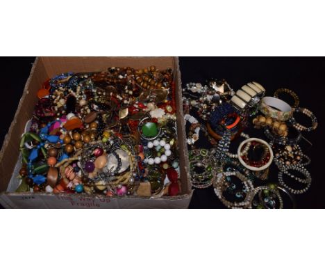 Costume Jewellery - Vintage and retro beads, bracelets, bangles, etc qty