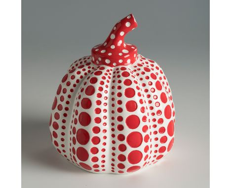 YAYOI KUSAMA (Matsumoto, Japan, 1929)."Pumpkin red", 2015.Lacquered resin.Stamp on the base.Size: 10 x 7,5 x 7,5 cm.This red 