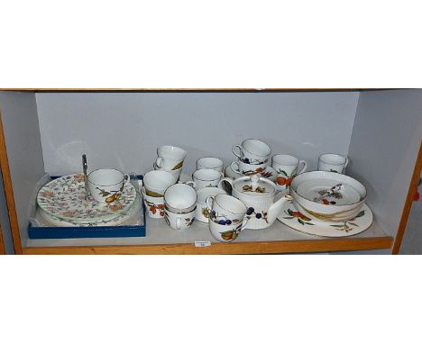 Large quantity of Royal Worcester Evesham china tableware