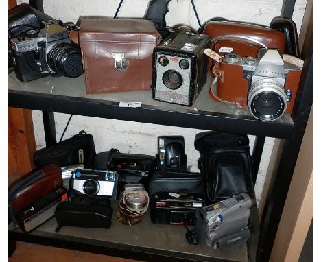 Collection of assorted vintage cameras (12 - on 2 shelves)