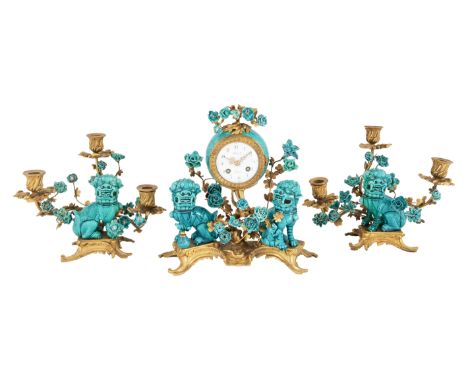 A LOUIS XV THREE-PIECE PORCELAIN CHINOISERIE ORMOLU CLOCK AND CANDELABRA SET, CHURET, PARIS, LATE 19TH-EARLY 20TH CENTURY eac