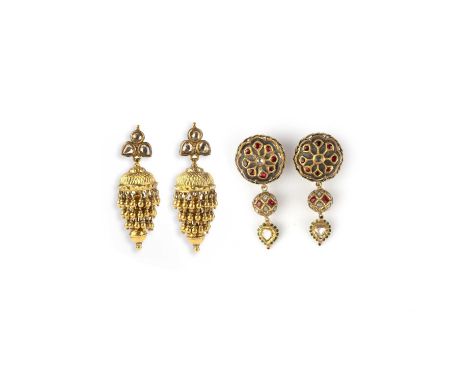 No reserve - two pairs of gold earrings, India, comprising: one pair of pendent earrings set with lasqué diamonds and foiled 