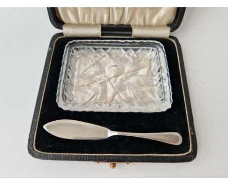 Boxed silver butter knife with glass dish. Birmingham 1930