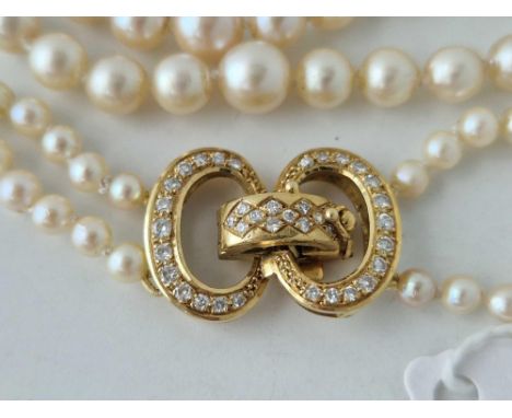A GOOD TWO STRAND PEARL NECKLACE WITH 18CT GOLD DIAMOND CLASP APPROX 8 GMS  20 INCH