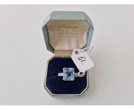 A AQUAMARINE AND DIAMOND RING SET IN PLATINUM SIZE M 4.8 GMS BOXED THE AQUAMARINE 3.3 CARATS