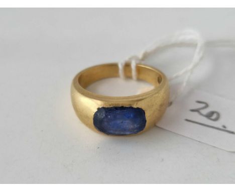 A HEAVY SAPPHIRE GYPSY SET RING STONE SCRATCHED 18CT GOLD SIZE M 10 GMS