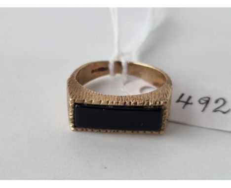 A onyx signet ring 9ct size K 3.5 gms