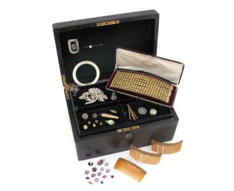 A jewellery casket with two lift-out trays containing various items of jewellery etc, including a ten-row ornate gilt metal b