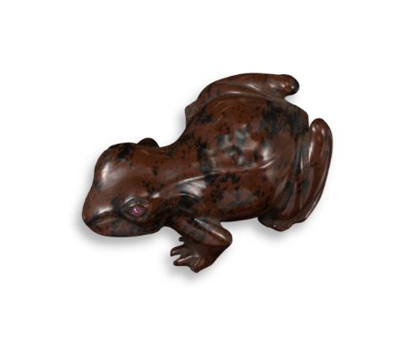 A carved hardstone frog, the sylised jasper frog with ruby cabochon eyes (one finger and two toes missing), 6cm long, in fitt