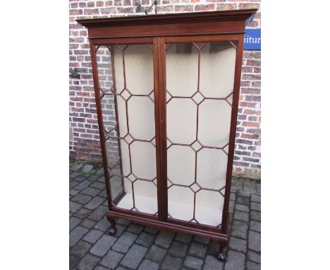 Early 20th century display cabinet in the Chippendale style on ball and claw feet with 3 shelves H 185 cm, W 106 cm and D 34 