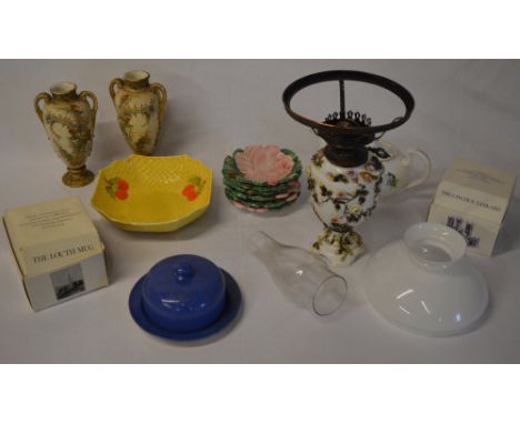 Various ceramics including a pair of vases, oil lamp, Louth mug, Lincoln tankard etc (AF) 