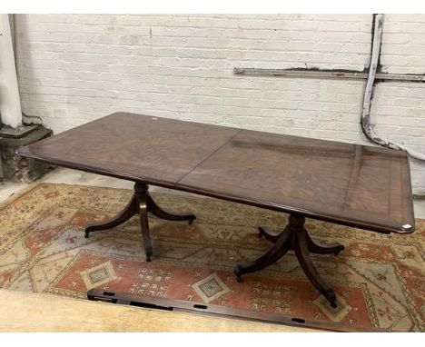 Theodore Alexander - A Large quality Georgian style mahogany twin pillar extending dining table, the quarter sawn veneered re