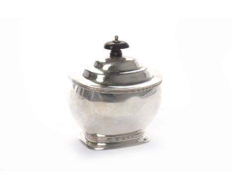 EDWARDIAN SILVER TEA CADDYmaker Henry Stratford Ltd, London 1902, of rectangular form with hinged lid and thread rims, square