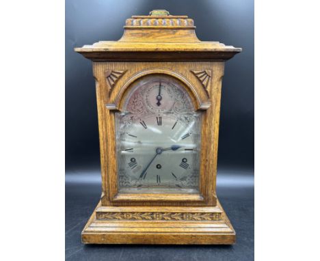 An oak Kienzle chiming bracket clock with eight-day duration movement on bun feet 45h x 29.5w x 20cm d. 