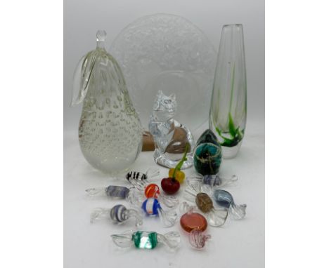 Various glass to include a Murano pear 24cm h, Sevres Cristal cat, Mdina paperweight, Kosta Lindstrand glass vase, Scandinavi