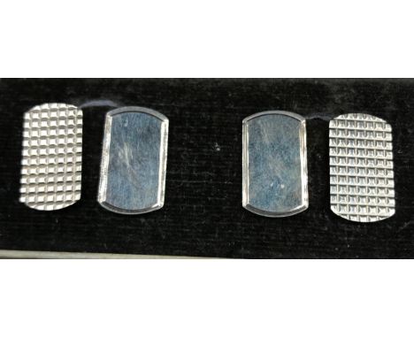 A pair of 9ct chain link cufflinks, with an engine turned geometric design (hallmarked 3.75: NBS) weight 5gms. 