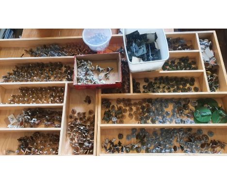 2 small trays of ww2 15mm or equivalent scale metal figures. Mixed armies mainly desert. Some Artillery.
