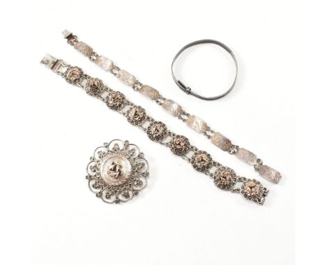 A collection of 925 silver jewellery. The collection of antique style jewellery to include a silver metalwork rose design and