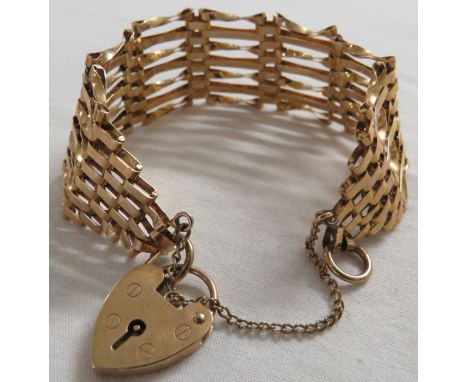 9 carat gold gate-link bracelet with heart shaped lock, 14.1g, in a Percy Davis and Son blue jewellery box