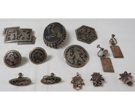 An assortment of GUATEMALA 900 foreign silver jewellery tooled with warrior scenes - a geometric rectangular brooch (48mm x 3