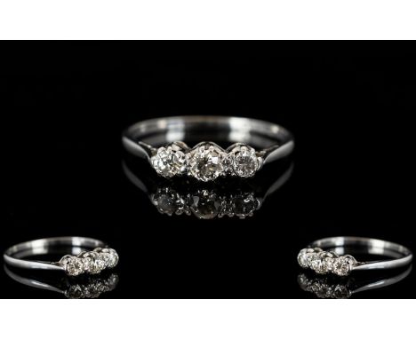 18ct White Gold - Pleasing 3 Stone Diamond Set Dress Ring. The Round Diamonds of Good Colour / Clarity. Diamond Weight 0,40 p