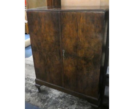 An Edwardian Walnut Veneered Linen Press with Fitted Top Drawer with Hinged Rise and Fall Mirror and Three Linen Slides, 84cm