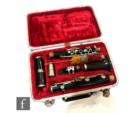 AMENDED DESCRIPTIONA Boosey & Hawkes 77 cased clarinet.