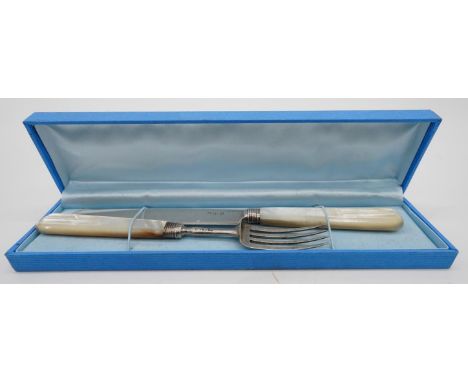 A boxed set of a Georgian silver and mother of pearl handled knife and fork. Hallmarked: Sheffield. H.18cm 