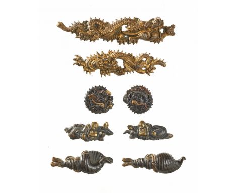 a) Drachen, einer mit tama. b) Hotei und Sack. c) Drachenfische. d) Shishi auf einem Floß. e) Tritonshorn. f) Geflügelter Dra