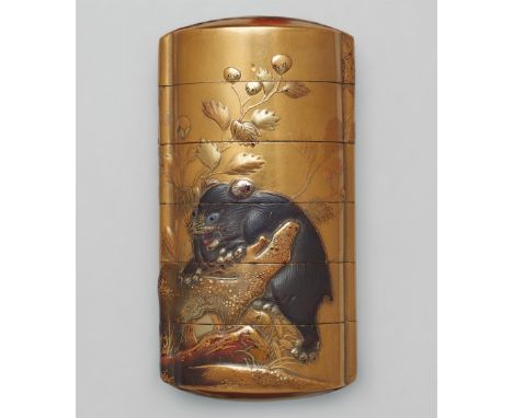Sign.: Yoyusai und kao6-tlg. Auf glänzendem kinji in hohem Gold-takamakie, Schwarzlack und sehr wenig rotem lack ein sich an 