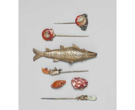 a) Behältnis in Form eines Fisches mit beweglichem Körper aus Silber. Indien?  b) Vier Haarnadeln aus Silber, Chalzedon und J