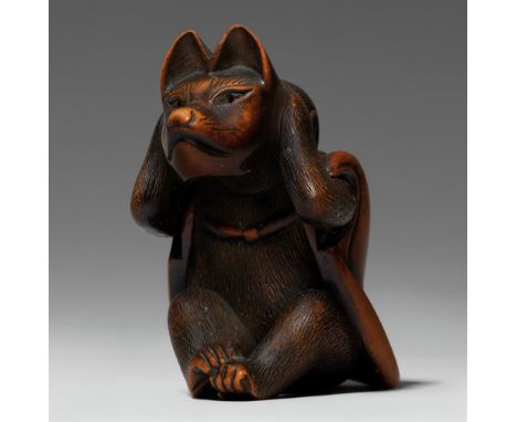 Okimono-Netsuke. Sitzend, in eine ärmellose Weste gekleidet, eine Kitsune-Maske in Händen haltend. Die Arme beweglich. Die Au