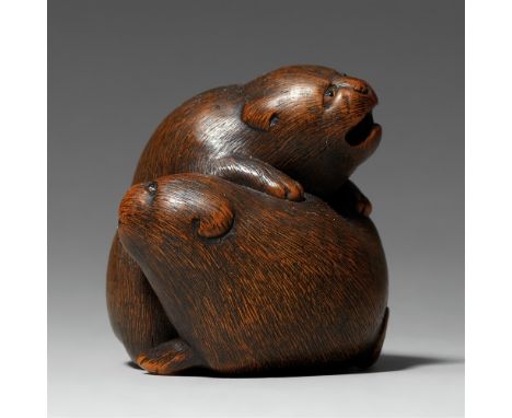 Okimono-Netsuke. Miteinander spielend, versucht das eine Tier auf den Rücken des anderen zu klettern, das sich dessen erfolgl