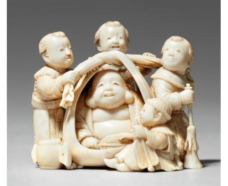 Unterseitig sign.: Ryomin mit kaoOkimono-Netsuke. Der Glücksgott, in einem furoshiki (Tragetuch) sitzend, das von den umstehe