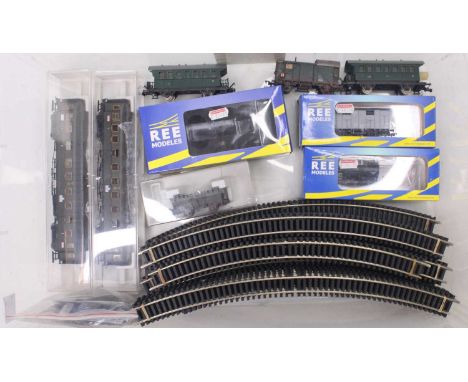 A collection of HO gauge rolling stock to include an REE Modeles PLM flat car, an REE Modeles Citerne Ocem 19, a REE Modeles 