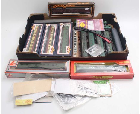 One tray containing 00 gauge coaches, including a Bachmann 63ft Bulleid Corridor/open brake 2nd, in crimson and cream livery,