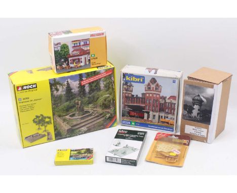 One tray of N gauge continental accessories, to include a Kibri administration tower, a Noch abandoned fountain, a Vollmer Wa