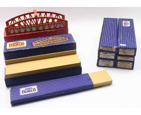 Hornby-Dublo metal accessories: Five Platform extensions with wall (M) (BE); three platform extensions without wall, for isla
