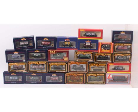 One tray containing 26 00 gauge wagons, mostly by Bachmann and Mainline, mainly private owner wagons, including coal and iron