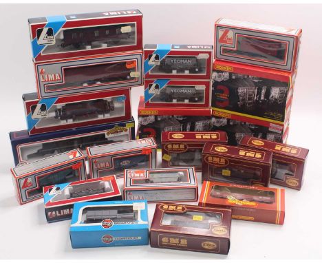 One tray of mixed 00 gauge wagons, to include three Hornby triple packs of weathered 16T mineral wagons, a Bachmann Bogie bol