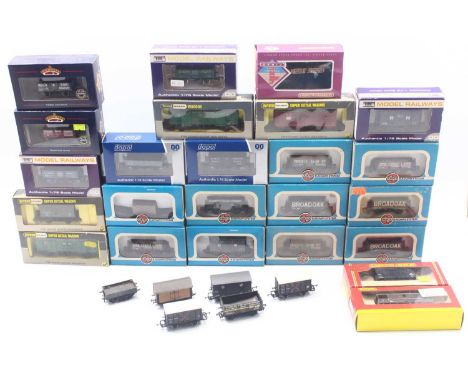 One tray containing 00 gauge wagons by various manufacturers including Dapol vans, Bachmann private owner wagons, Airfix priv