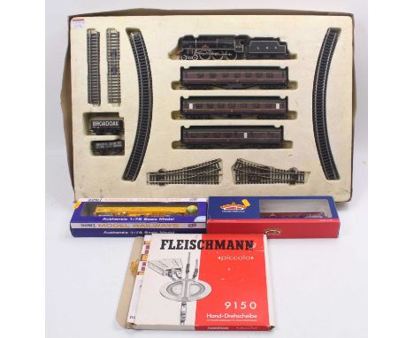 Airfix Royal Scot set, comprising a Royal Scot loco, in LMS straw-lined black, no.6109, "Royal Scot Fusilier", three LMS Stan