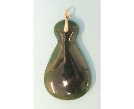 A dark green jade pendant with gold mount, 5.5cm, 18.8g. 