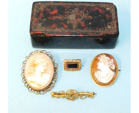 A small 19th century mourning brooch, a 9ct gold bar brooch with ivy leaf decoration and two shell cameo brooches, (a/f), in 